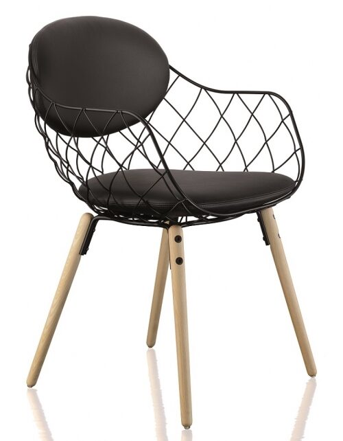 Chaise Piña noire avec pieds en hêtre naturel